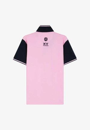 Polo en tissu rose avec des manches bleu marine, présentant un logo noir et le texte "XV FRANCE". Le col a des rayures blanches.