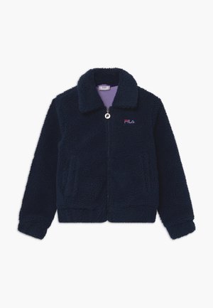 Veste zippée bleu marine duveteuse avec col, poignets élastiques, poches latérales, logo FILA sur la poitrine et doublure intérieure violette.