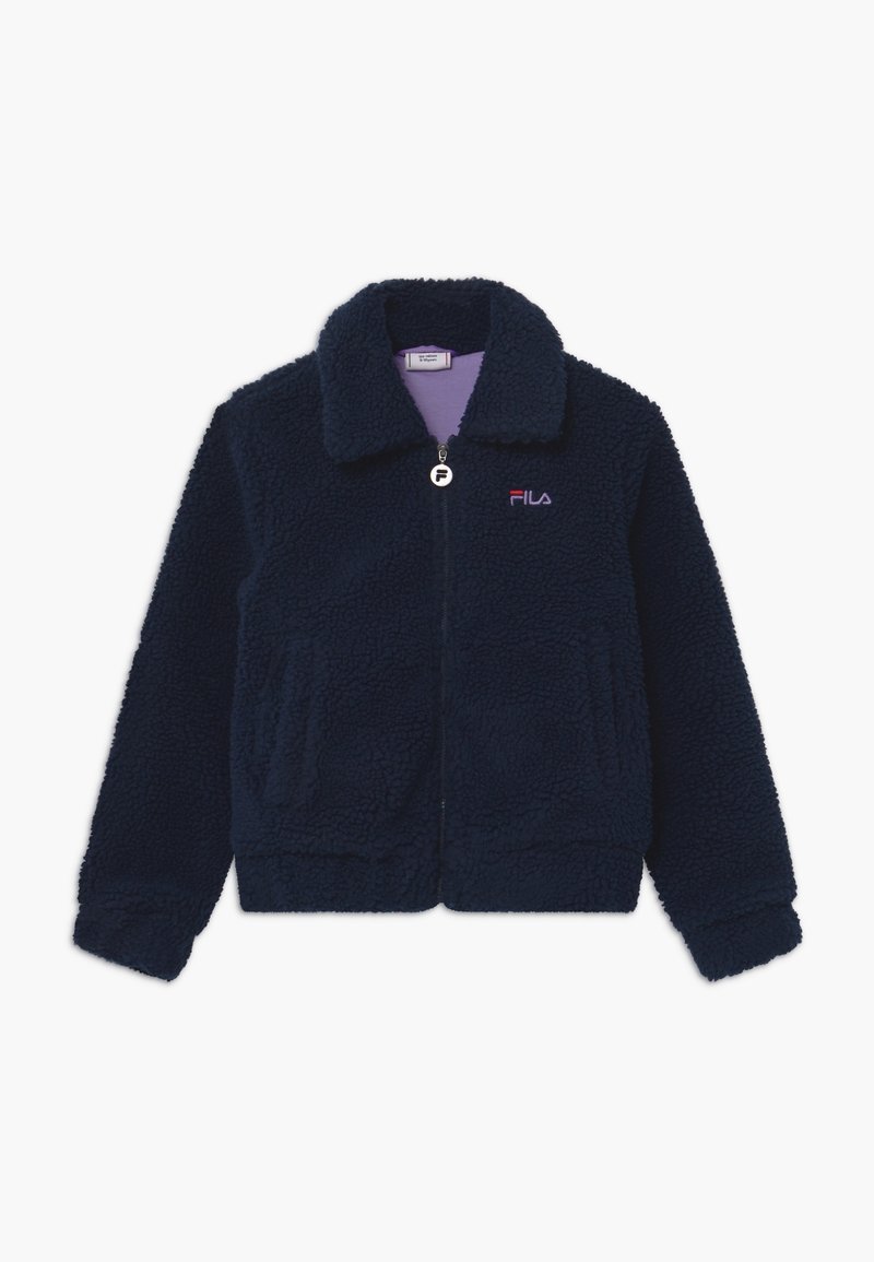 Veste zippée bleu marine duveteuse avec col, poignets élastiques, poches latérales, logo FILA sur la poitrine et doublure intérieure violette.