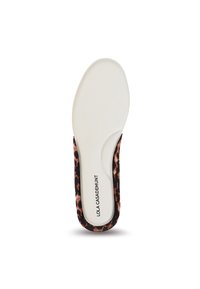 Plantilla con estampado de leopardo y borde negro. Parte inferior blanca con el texto de marca "LOLA CASADEMUNT." Textura de tela suave. Forma ovalada.