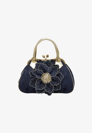 Denim-Handtasche mit großer Blumenverzierung, goldenen Beschlägen und Perlenakzenten. Abgerundete Form, kurze Griffe und kontrastierende Texturen.