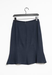 Sininen leveä hame, joka on valmistettu teksturoidusta kankaasta, varustettuna takataskulla ja siistillä helman viimeistelyll�ä, roikkuu mustassa muovikoukussa.