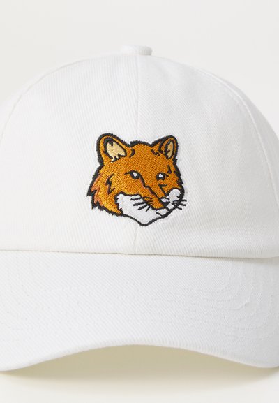 Casquette blanche ornée d'une tête de renard orange brodée avec des contours noirs, mettant en avant une texture de tissu lisse et un design structuré.