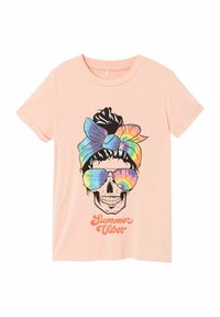 Pæne ferskenfarvet bomulds t-shirt med et sort skelet iført farverige solbriller, prydet med en regnbue-sløjfe, og teksten "Summer Vibes" i orange.