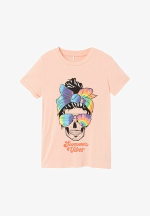 Breskva pamučna majica s crnom lubanjom koja nosi šarene naočale za sunce, ukrašena duginim mašnom, i natpisom "Ljetne vibracije" u narančastoj boji.