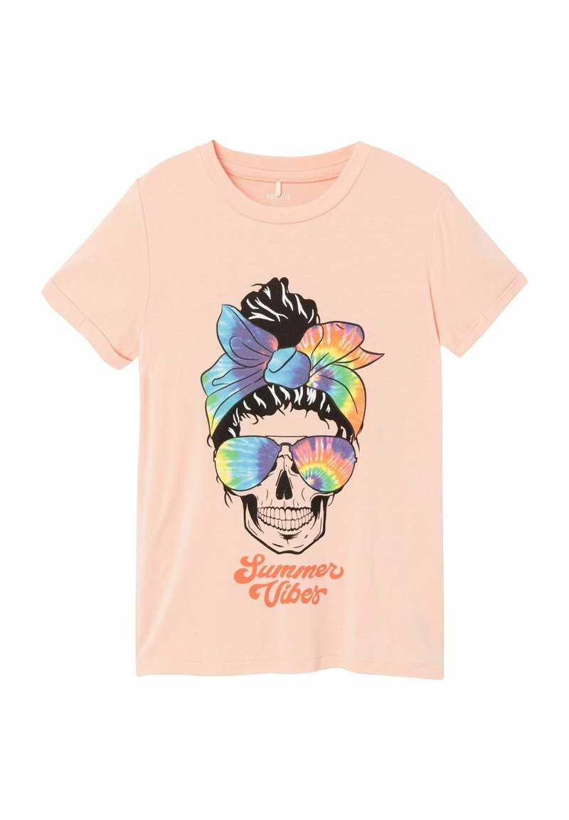 Pæne ferskenfarvet bomulds t-shirt med et sort skelet iført farverige solbriller, prydet med en regnbue-sløjfe, og teksten "Summer Vibes" i orange.