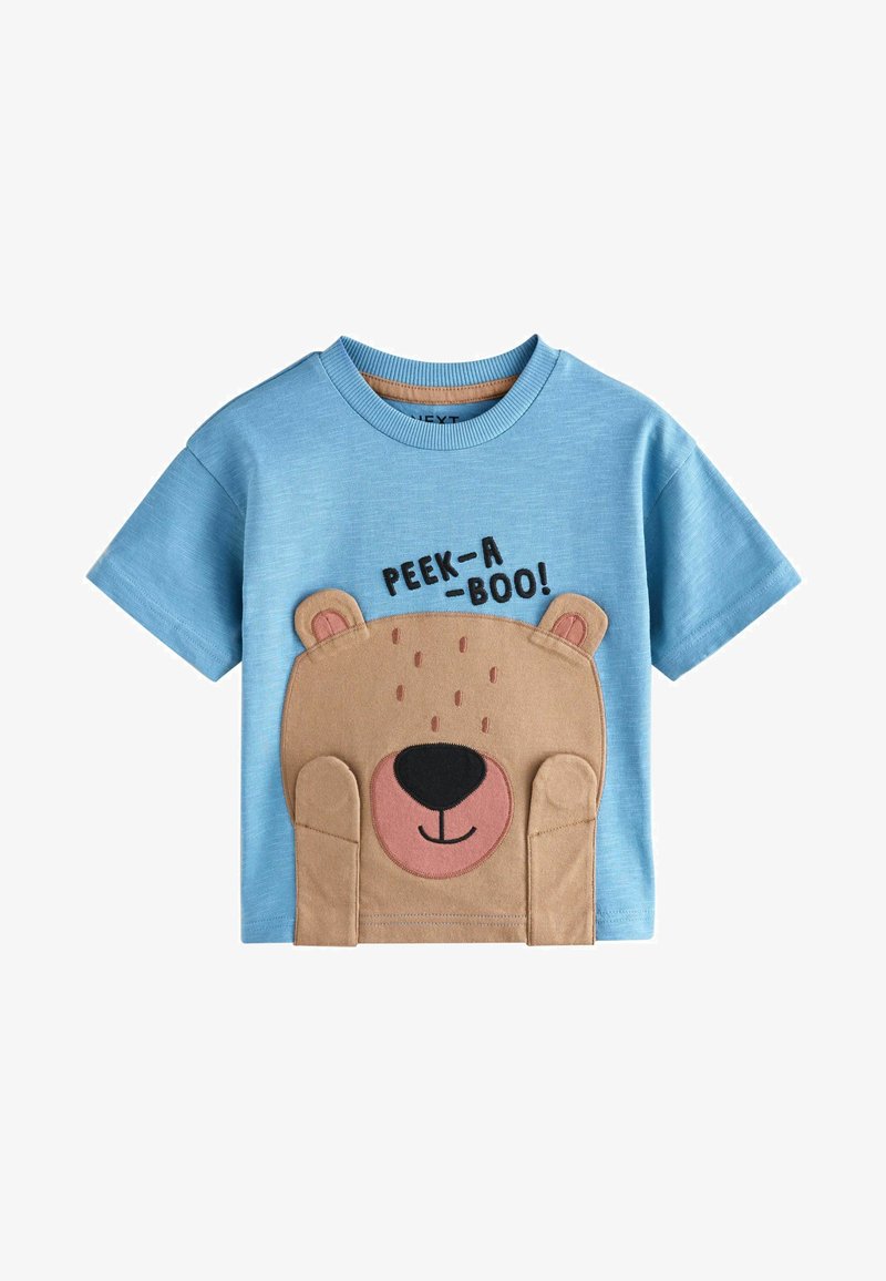Blauw T-shirt met korte mouwen met een ontwerp van een bruine beer, met de tekst "PEEK-A-BOO!" erboven en gestikte details die lijken op berenoren en -poten.