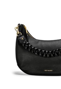 Sac à bandoulière en cuir noir avec une finition texturée, doté d'une sangle tressée et de quincaillerie dorée, ainsi que d'une ouverture zippée.