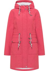 Kvindernes lange røde hætteparka med frontlommer, sort-hvide snore, trykknapper og et lille fuglelogo på brystet.