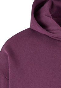 Violetas džemperis su laisvu pjaustymu, minkšta medvilnės mišinio medžiaga ir raišteliu reguliuojama kapucha. Lygi tekstūra su minimaliu siuvimo detalumu.