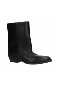 Stivali alla caviglia in pelle nera con un design elegante, tacco piatto e leggero dettaglio intagliato sul lato esterno. Texture liscia e punta arrotondata.