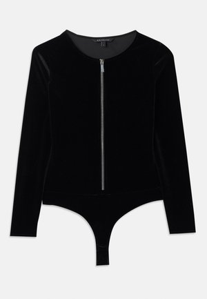 Zwarte fluwelen bodysuit met lange mouwen, ronde halslijn en een ritssluiting aan de voorkant; heeft een string onderkant en een soepele textuur.