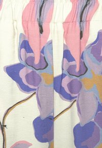 Bloemdrukstof met roze en paarse bloemen op een crèmekleurige achtergrond, met een textuur van geweven uiterlijk en elastische rimpeling aan de bovenkant.