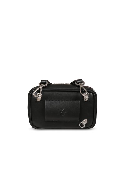 Zwarte leren handtas met een rechthoekige vorm, zilveren hardware, een geperst logo aan de voorkant en dubbele schouderbanden.