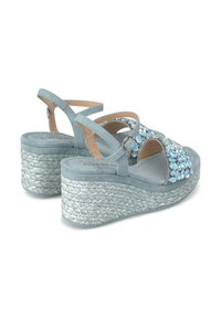 Sandali wedge in suede blu con fasce regolabili e strass decorativi sulla parte anteriore, dotati di una suola in juta intrecciata.