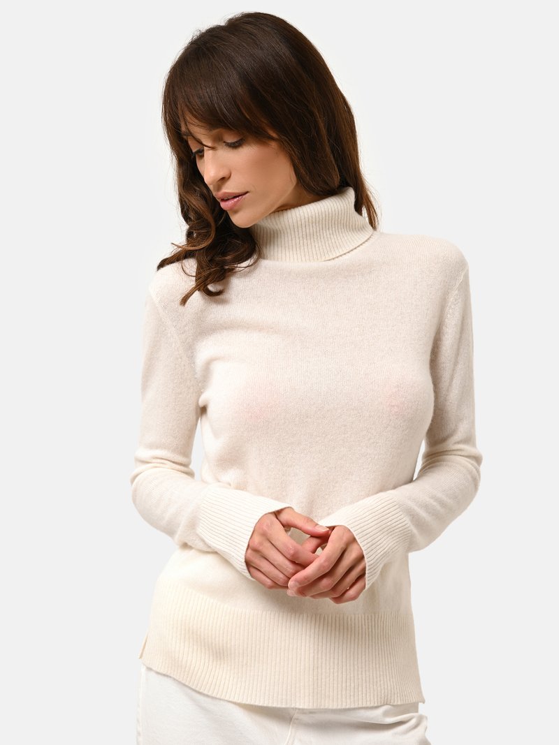 Maglione a collo alto color crema realizzato in tessuto morbido, con orlo e polsini a coste, che offre una vestibilità rilassata e una texture liscia.