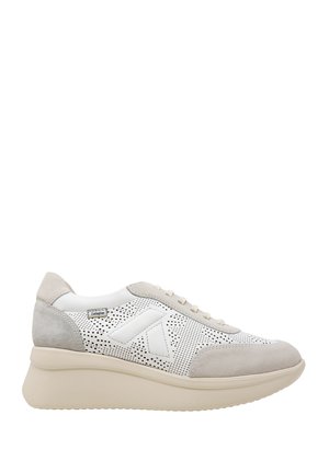 Sneaker bianca e beige con lati traforati, punta e tallone in suede, lacci beige e suola beige spessa, mostrata di profilo.