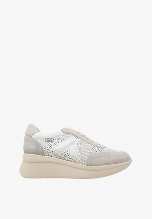 Sneaker bianca e beige con lati traforati, punta e tallone in suede, lacci beige e suola beige spessa, mostrata di profilo.