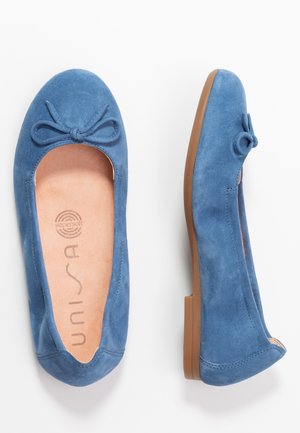 Suedeblue balletflader med rund tå og en lille sløjfe. Lys brun gummisål med præget brand på indersålen.