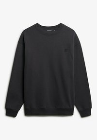 Sudadera negra hecha de tejido texturizado, con un cuello redondo y puños acanalados. Logo sutil en la parte superior izquierda del pecho.
