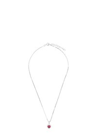 Collana in argento con un pendente a forma di cuore rosso, circondato da piccole pietre di vetro trasparenti, dotata di un gancio a moschettone e lunghezza regolabile.