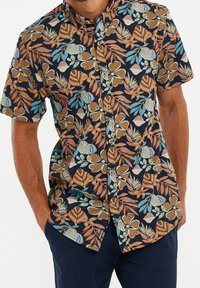 Korte mouwen overhemd in donker marineblauw met een kleurrijk bloemen- en bladenpatroon. De stof is lichtgewicht met een knoopsluiting aan de voorkant en een relaxte pasvorm.