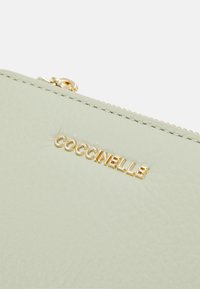 Coccinelle Portefeuille - celadon green