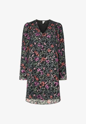 Jurk met bloemenprint, lange mouwen, V-hals, zwarte achtergrond en bloemen in verschillende kleuren, waaronder roze, rood en paars. Doorschijnende stof.