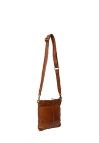 Borsa a tracolla in pelle marrone con tracolla regolabile, caratterizzata da una superficie testurizzata, chiusura con cerniera e un dettaglio di cucitura verticale.