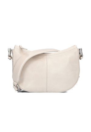 Crème leren handtas met een gebogen vorm, verstelbare strap en zilveren hardware accenten. Soepele textuur met gestikte paneeldetails.