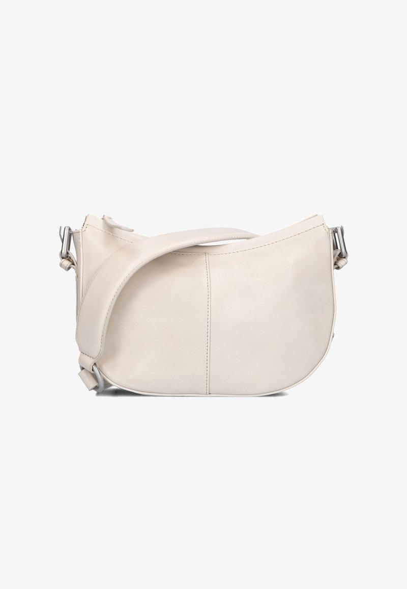 Crème leren handtas met een gebogen vorm, verstelbare strap en zilveren hardware accenten. Soepele textuur met gestikte paneeldetails.