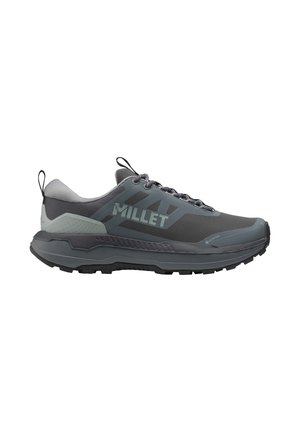 Chaussure de trail Millet basse gris foncé avec semelle robuste, dessus en mesh, languettes de traction et étiquette imperméable Gore-Tex sur le côté.
