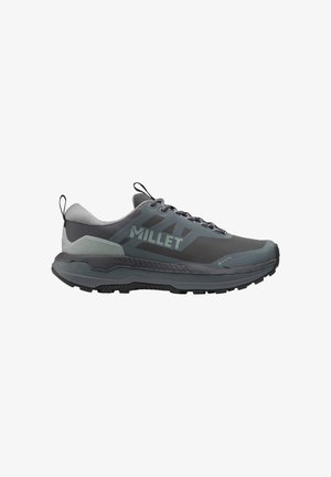 Chaussure de trail Millet basse gris foncé avec semelle robuste, dessus en mesh, languettes de traction et étiquette imperméable Gore-Tex sur le côté.