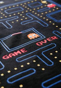 Next REGULAR FIT - OFFICIAL PAC-MAN  - Nyomott mintás póló - black