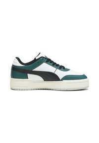 Fehér és türkiz színű sneaker fekete részletekkel, texturált bőr felső résszel, perforált nyelvvel és vastag krémszínű gumitalppal. Klasszikus alacsony fazon.
