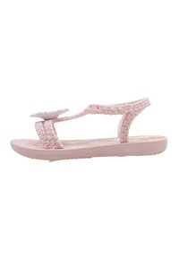 Sanda en rosa con un diseño floral, correas texturizadas, suela de goma y acentos moldeados. Estilo casual con correa en el tobillo ajustable.