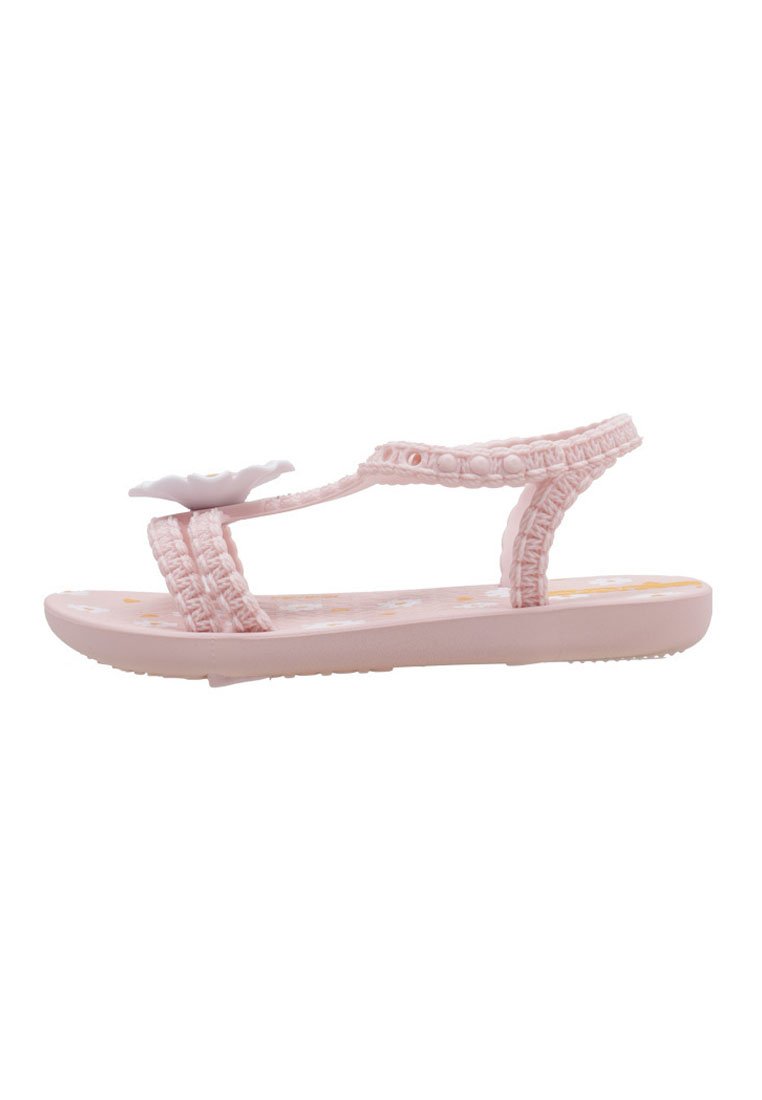 Sanda en rosa con un diseño floral, correas texturizadas, suela de goma y acentos moldeados. Estilo casual con correa en el tobillo ajustable.