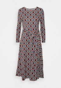 Robe à manches longues avec un motif géométrique en rouge, bleu marine et crème, cintrée à la taille, avec un col rond et une jupe fluide.