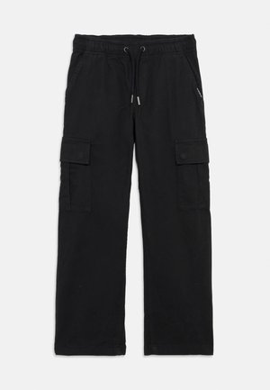 Pantalons cargo noirs avec taille élastique, cordon de serrage, poches latérales à rabat et coupe droite sur fond blanc.
