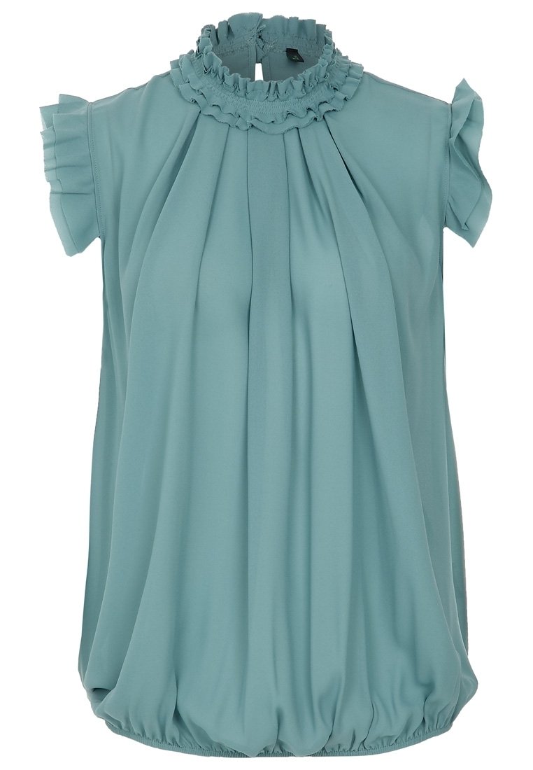 Blusa azzurra chiara realizzata in tessuto lucido, caratterizzata da un colletto alto arricciato, maniche corte a sbuffo e un davanti plissettato con orlo arricciato.