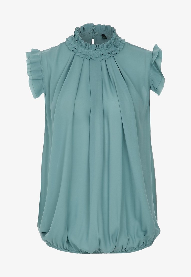 Blusa azzurra chiara realizzata in tessuto lucido, caratterizzata da un colletto alto arricciato, maniche corte a sbuffo e un davanti plissettato con orlo arricciato.