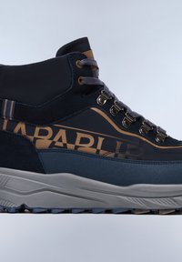 Sneakers alte con tomaia in sintetico blu, dettagli in suede, branding beige, occhielli metallici e suola grigia testurizzata con trazione.