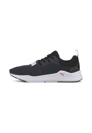 Zapatilla deportiva negra Puma con parte superior de malla, collar acolchado, entresuela blanca y acento de logo rojo. Cuenta con una suela de goma para tracción.
