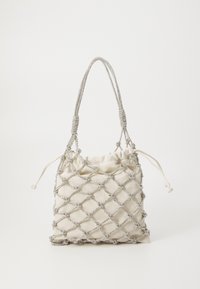 Sac en tissu crème avec un design en filet argenté, fermeture à cordon, et anses texturées. Présente des nœuds décoratifs dans tout le filet.