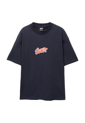 Marineblå bomulds T-shirt med korte ærmer; har et rødt og hvidt logo på brystet. Rund hals, afslappet pasform, glat tekstur.