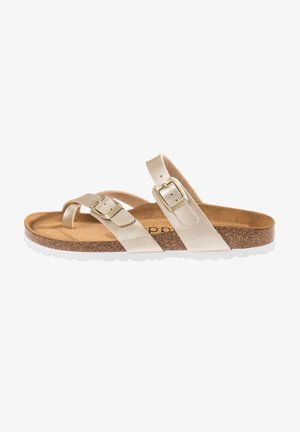 Sandali metallici oro con piede in sughero, cinturini regolabili con fibbie e suola in gomma bianca. Superficie testurizzata con design minimalista.