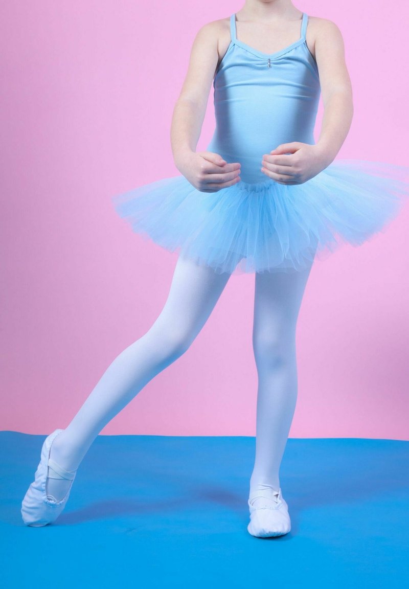 Justaucorps de ballet bleu clair avec un tutu en tulle assorti, des collants blancs et des chaussons de ballet souples, sur fond rose.