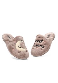 Zapatillas difusas de color marrón claro con un diseño de luna y el texto "Dulces Sueños", que presentan un tejido suave y un estilo fácil de poner sin parte trasera.