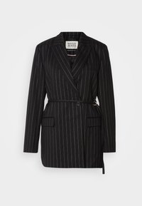 Svart pinstripet blazer med belte i midjen, med en enkelt knapplukking, to frontlommer og slagkrage. Laget av et teksturert stoff.