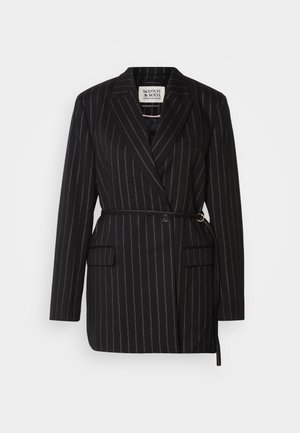 Sacou negru cu dungi fine, cu talie definită printr-o curea, dotat cu un închidere cu un singur buton, două buzunare frontale și rever cu decupaj. Fabricat dintr-un material texturat.
